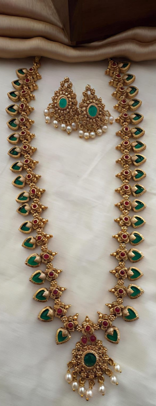 Golden Neck Set with Earrings – Matte Gold & Green Accents
