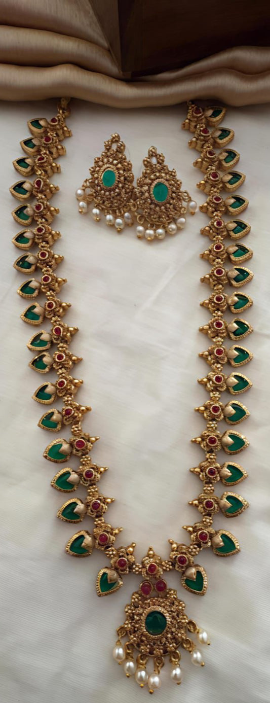 Golden Neck Set with Earrings – Matte Gold & Green Accents